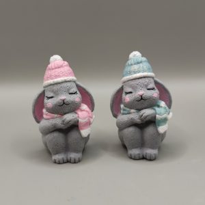 Sapkás nyuszi figura