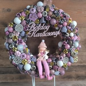 Lány plüssel karácsonyi kopogtató