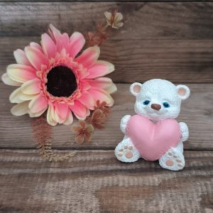 Fehér mackó szívvel