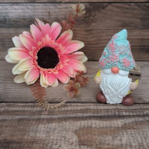 Manó virágos sapkában