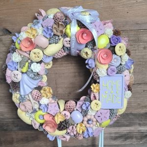 🌸✨ Kalapos lány tavaszi kopogtató – 28 cm ✨🌸