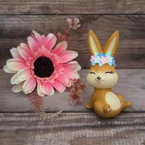 Virágfejdíszes nyuszi, ülő