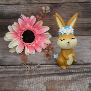 Virágfejdíszes nyuszi, álló