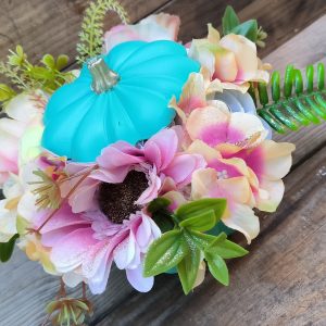 Virágokkal töltött tök kaspó - türkiz